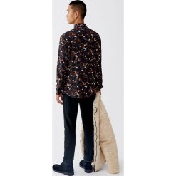 Koszula ze zwierzęcym wzorem i długim rękawem. Czerwone koszule męskie Pull&Bear, m, bez wzorów, bez kołnierzyka, z długim rękawem. Za 99,90 zł.