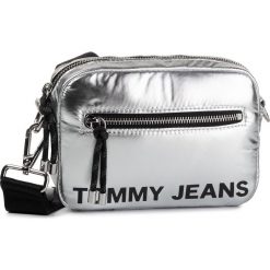 Saszetka nerka TOMMY JEANS - Tjw Item Crossover Silver AW0AW07151 0K4. Szare nerki damskie Tommy Jeans, bez wzorów, z jeansu, młodzieżowe, bez dodatków. Za 299,00 zł.