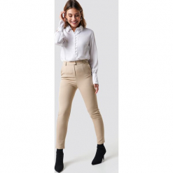 NA-KD Classic Dopasowane spodnie garniturowe - Beige. Brązowe spodnie z wysokim stanem NA-KD Classic. Za 161,95 zł.
