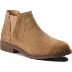 Sztyblety CLARKS - Demi Beat 261353604 Sand Suede. Pomarańczowe kozaki damskie Clarks, ze skóry, bez obcasa, na obcasie, bez zapięcia. W wyprzedaży za 239,00 zł.