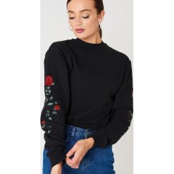 Bluzy rozpinane damskie: NA-KD Bluza z wyszywanymi różami na rękawach - Black