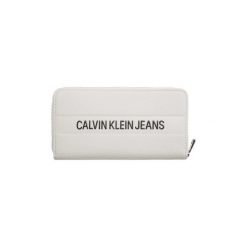 Portfele Calvin Klein Jeans K40K400840 LOGO BANNER LARGE ZIP. Białe portfele damskie Calvin Klein Jeans, bez wzorów, z jeansu. W wyprzedaży za 279,18 zł.