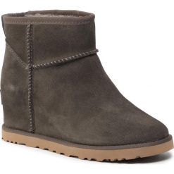 Buty UGG - W Classic Femme Mini 1104609 Sla. Zielone kozaki damskie Ugg, ze skóry. W wyprzedaży za 549,00 zł.