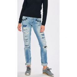Guess Jeans - Jeansy Starlet. Niebieskie jeansy damskie Guess Jeans, l, z aplikacjami, z elastanu, z obniżonym stanem. W wyprzedaży za 359,90 zł.