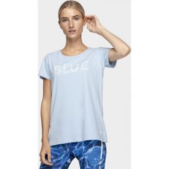 T-shirt damski TSD201 - jasny niebieski. Niebieskie t-shirty damskie 4f, bez wzorów, bez kołnierzyka. W wyprzedaży za 29,99 zł.