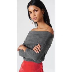 Swetry klasyczne damskie: NA-KD Trend Sweter z lekkiej dzianiny z odkrytymi ramionami – Grey