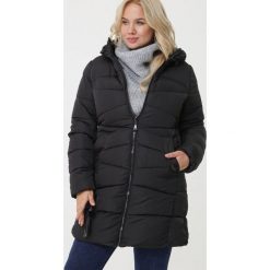 Czarna Kurtka Glenorchy. Czarne kurtki damskie Born2be, na zimę, xl, bez wzorów, z polaru. Za 359,99 zł.