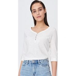 Bluzka z zapięciem przy dekolcie ECO AWARE - Kremowy. Białe bluzki damskie Sinsay, s, bez wzorów, bez kołnierzyka, bez rękawów. Za 24,99 zł.