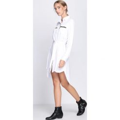Biała Sukienka This love. Białe sukienki damskie Born2be, na imprezę, bez wzorów, z koszulowym kołnierzykiem, bez rękawów, koszulowe. Za 69,99 zł.