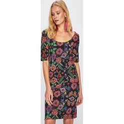 Desigual - Sukienka. Szare sukienki damskie Desigual, na co dzień, s, bez wzorów, z elastanu, casualowe, z okrągłym kołnierzem, bez rękawów, mini, proste. W wyprzedaży za 319,90 zł.