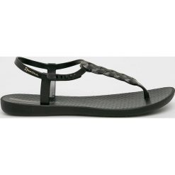 Ipanema - Sandały. Czarne klapki damskie Ipanema, bez wzorów, z gumy, bez obcasa. W wyprzedaży za 69,90 zł.