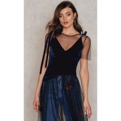NA-KD Party Aksamitny top - Blue. Niebieskie topy damskie NA-KD Party, bez wzorów, z elastanu, bez kołnierzyka. W wyprzedaży za 70,97 zł.