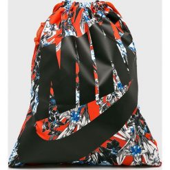 Nike Sportswear - Plecak. Czerwone plecaki damskie Nike Sportswear, z nadrukiem, z poliesteru. W wyprzedaży za 49,90 zł.