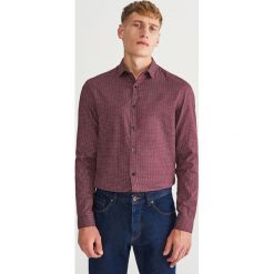 Koszula slim fit z drobnym wzorem - Bordowy. Czerwone koszule męskie Reserved, s, bez wzorów, bez kołnierzyka, bez rękawów. Za 89,99 zł.
