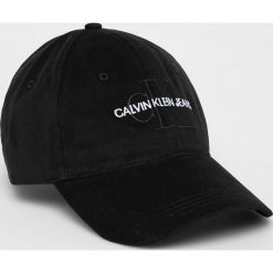 Calvin Klein Jeans - Czapka. Czarne czapki damskie z bawełny. W wyprzedaży za 99,90 zł.
