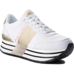 Sneakersy CALVIN KLEIN JEANS - Coretta RE9807 White/Gold. Białe półbuty damskie Calvin Klein Jeans, bez wzorów, z jeansu, bez obcasa, na koturnie, bez zapięcia. W wyprzedaży za 399,00 zł.