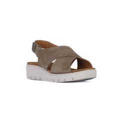 Sandały Clarks KARELY. Białe sandały damskie marki Clarks, bez wzorów, bez obcasa, bez zapięcia. Za 471,76 zł.