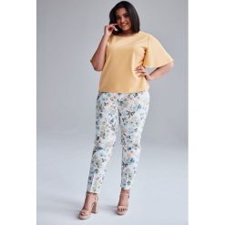 Elegancka bluzka NELA duże rozmiary OVERSIZE PLUS SIZE WIOSNA. Żółte bluzki damskie Moda Size Plus Iwanek, s, bez wzorów, z materiału, eleganckie, bez kołnierzyka, plus size, bez rękawów. Za 89,00 zł.