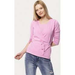 Jasnofioletowa Bluzka Hardboard. Fioletowe bluzki damskie Born2be, s, w paski, z okrągłym kołnierzem. Za 49,99 zł.