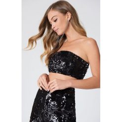 NA-KD Party Top bandeau z cekinami - Black. Czarne topy damskie marki NA-KD Party, bez wzorów, z poliesteru, bez kołnierzyka. W wyprzedaży za 30,28 zł.