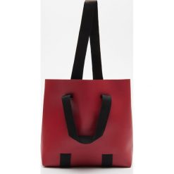 Torebka shopper - Różowy. Różowe torby damskie na zakupy Cropp, bez wzorów, bez dodatków. W wyprzedaży za 29,99 zł.