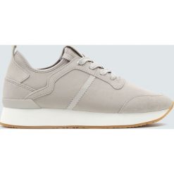 Szare buty sportowe. Szare buty sportowe damskie Pull&Bear, bez zapięcia. Za 199,00 zł.