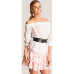 Biała bluzka Emporio Armani. Białe bluzki damskie Emporio Armani, bez wzorów, z bawełny, z włoskim kołnierzykiem, bez rękawów. Za 243,60 zł.