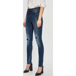 Guess Jeans - Jeansy. Niebieskie jeansy damskie Guess Jeans, z aplikacjami, z elastanu, z podwyższonym stanem. W wyprzedaży za 279,90 zł.