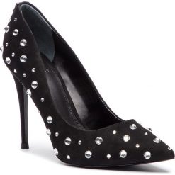 Szpilki GUESS - FLOAN4 SUP08 BLACK. Czarne półbuty damskie Guess, z aplikacjami, ze skóry ekologicznej, eleganckie, bez obcasa, na obcasie, bez zapięcia. W wyprzedaży za 379,00 zł.