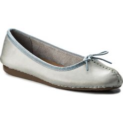 Baleriny CLARKS - Freckle Ice 261321164 Blue Grey. Szare baleriny damskie Clarks, bez wzorów, ze skóry, klasyczne, bez obcasa. W wyprzedaży za 199,00 zł.