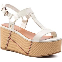 Sandały TOMMY HILFIGER - Elevated Leather Flatform Sandal FW0FW03944 Whisper White 121. Białe klapki damskie TOMMY HILFIGER, bez wzorów, ze skóry, bez obcasa, na obcasie. W wyprzedaży za 379,00 zł.