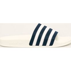 Adidas Originals - Klapki. Niebieskie klapki damskie adidas Originals, bez wzorów, z materiału, bez obcasa, na obcasie. W wyprzedaży za 89,90 zł.