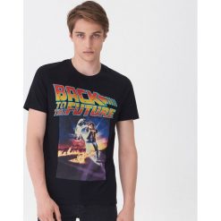 Koszulka Back to the Future - Czarny. Czarne koszulki męskie House, s, bez wzorów, bez kołnierzyka, bez rękawów. Za 49,99 zł.