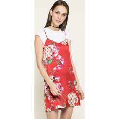 Missguided - Sukienka. Czerwone sukienki damskie marki Missguided, na co dzień, bez wzorów, z poliesteru, casualowe, bez kołnierzyka, bez rękawów, mini, proste. W wyprzedaży za 69,90 zł.