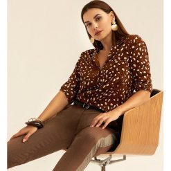Brązowa Koszula Express Friendliness. Pomarańczowe bluzki damskie Born2be, s, eleganckie. Za 129,99 zł.