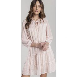 Jasnoróżowa Sukienka Kaigana. Różowe sukienki damskie Renee, s, bez wzorów, bez kołnierzyka, bez rękawów, mini. W wyprzedaży za 119,99 zł.
