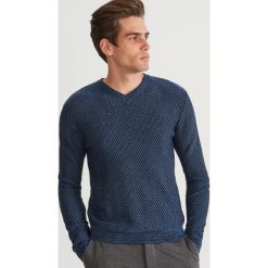 Sweter ze strukturalnej dzianiny - Niebieski. Niebieskie swetry klasyczne męskie marki Reserved, l, z dzianiny. Za 139,99 zł.
