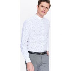 KOSZULA MĘSKA SLIM Z NADRUKIEM I KOŁNIERZEM TYPU SMALL KENT. Białe koszule męskie marki Top Secret, na lato, m, z nadrukiem, z tkaniny, eleganckie, z kontrastowym kołnierzykiem. W wyprzedaży za 69,99 zł.