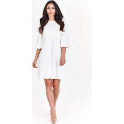 Minimalistyczna sukienka trapezowa. Białe sukienki damskie Made in Poland, bez wzorów, z elastanu, bez kołnierzyka, bez rękawów, trapezowe. Za 99,00 zł.