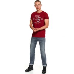 T-shirt z nadrukiem. Czerwone t-shirty męskie Top Secret, na zimę, m, z nadrukiem, z dzianiny, z okrągłym kołnierzem, krótkie. Za 19,99 zł.