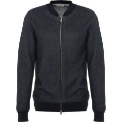 Knowledge Cotton Apparel TWO TONED ZIP CARDIGAN Kardigan total eclipse. Niebieskie kardigany męskie marki Knowledge Cotton Apparel, s, bez wzorów, z bawełny. Za 509,00 zł.