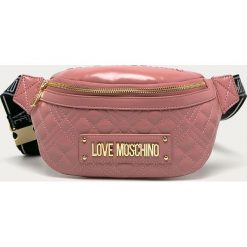 Love Moschino - Nerka. Różowe nerki damskie Love Moschino, w paski, ze skóry ekologicznej, małe, pikowane, z aplikacjami. Za 589,90 zł.