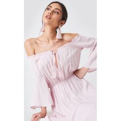 Schanna x NA-KD Sukienka z odkrytymi ramionami - Pink. Różowe sukienki damskie Schanna x NA-KD, bez wzorów, bez kołnierzyka, bez rękawów, z odkrytymi ramionami. Za 161,95 zł.