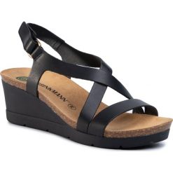 Sandały DR. BRINKMANN - 710710 Schwarz 1. Czarne klapki damskie Dr. Brinkmann, bez wzorów, ze skóry, bez obcasa, na koturnie. Za 229,00 zł.
