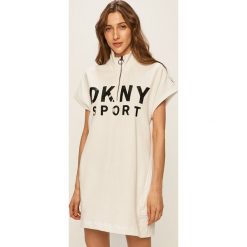 DKNY - Sukienka DP8D4040. Białe sukienki damskie DKNY, na co dzień, s, z nadrukiem, z bawełny, casualowe, bez kołnierzyka, z krótkim rękawem, krótkie, mini, proste. Za 399,90 zł.