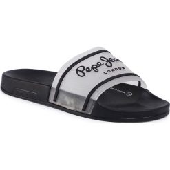 Klapki PEPE JEANS - Slider Translucent PMS70080 White 800. Białe klapki męskie Pepe Jeans, bez wzorów, z jeansu. W wyprzedaży za 109,00 zł.