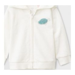 Mango Kids - Bluza dziecięca Turtle 80-104 cm. Białe bluzy dziewczęce Mango Kids, z aplikacjami, z bawełny, bez rękawów, z kapturem. Za 59,90 zł.