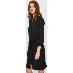 Guess Jeans - Sukienka. Czarne sukienki damskie Guess Jeans, na co dzień, s, z aplikacjami, z poliesteru, casualowe, bez kołnierzyka, z długim rękawem, długie, mini, proste. W wyprzedaży za 359,90 zł.