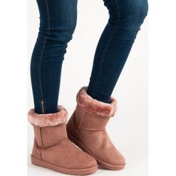 KLASYCZNE MUKLUKI. Różowe śniegowce damskie marki Merg, klasyczne, bez zapięcia. Za 65,90 zł.