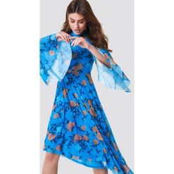 NA-KD Boho Siateczkowa sukienka z rozszerzanym rękawem - Multicolor. Szare sukienki damskie NA-KD Boho, bez wzorów, boho, ze stójką, z długim rękawem, długie, maxi, asymetryczne. W wyprzedaży za 72,88 zł.